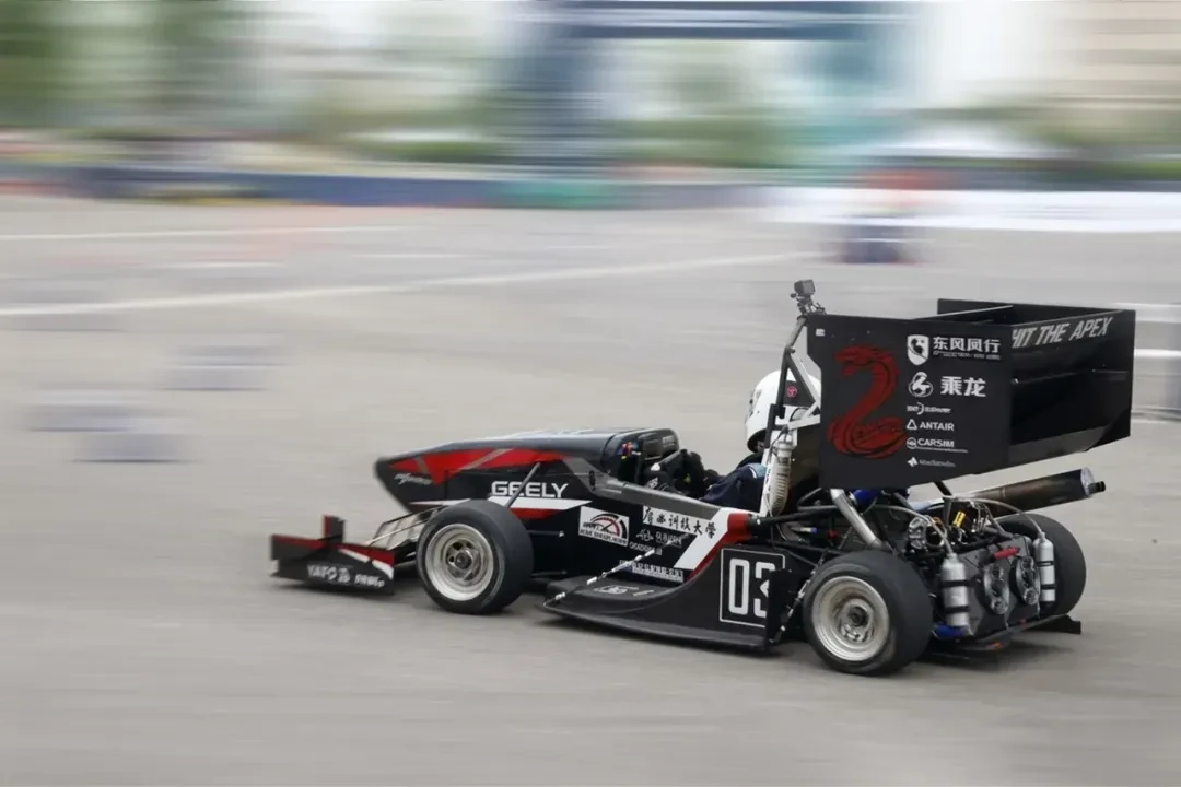 Участники студенческих команд Formula Student с оборудованием TOSUN на соревнованиях